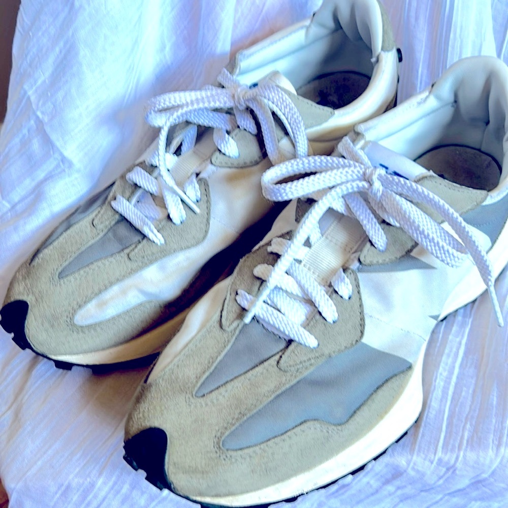 New Balance 327 Sneakers. Grey White (Men Sz. 10; EU 44).
